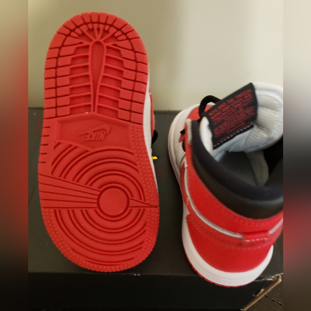 Nike Toddler Sneakers - Picture 2 of 4